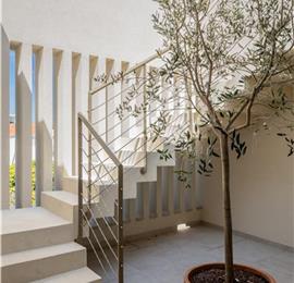 4 Bedroom Luxury Villa with Heated Pool and boat mooring, Ciovo near Trogir – Sleeps 8